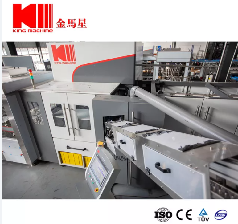 Di King Machine, kami telah menjadi pemimpin tepercaya di industri pengemasan minuman selama lebih dari dua dekade. Kami menyediakan mesin pengemasan minuman botol yang efisien, andal, dan mutakhir yang dirancang untuk memenuhi beragam kebutuhan industri minuman. Mesin kami memenuhi berbagai solusi pengemasan, termasuk air, jus, soda, dan minuman energi. King Machine adalah mitra masuk Anda untuk semua persyaratan kemasan minuman Anda. Hubungi kami hari ini untuk solusi khusus!